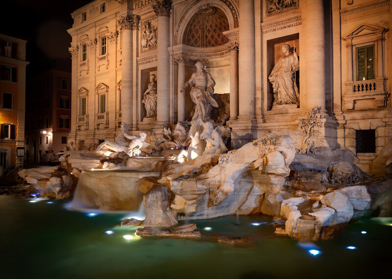 Trevi bei Nacht