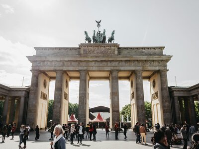 Brandenburg Gate: beige concrete structure