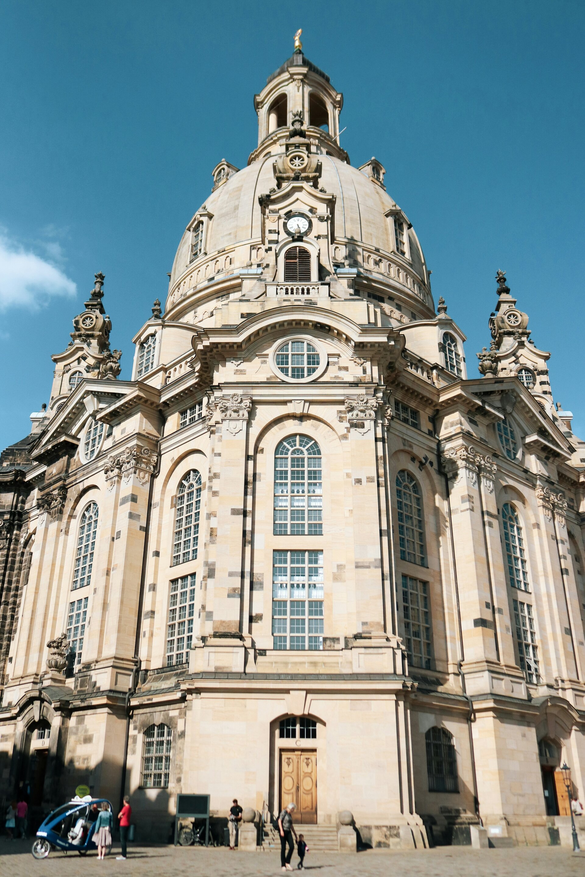 Fotospot Frauenkirche Dresden: a large stone building with a clock tower