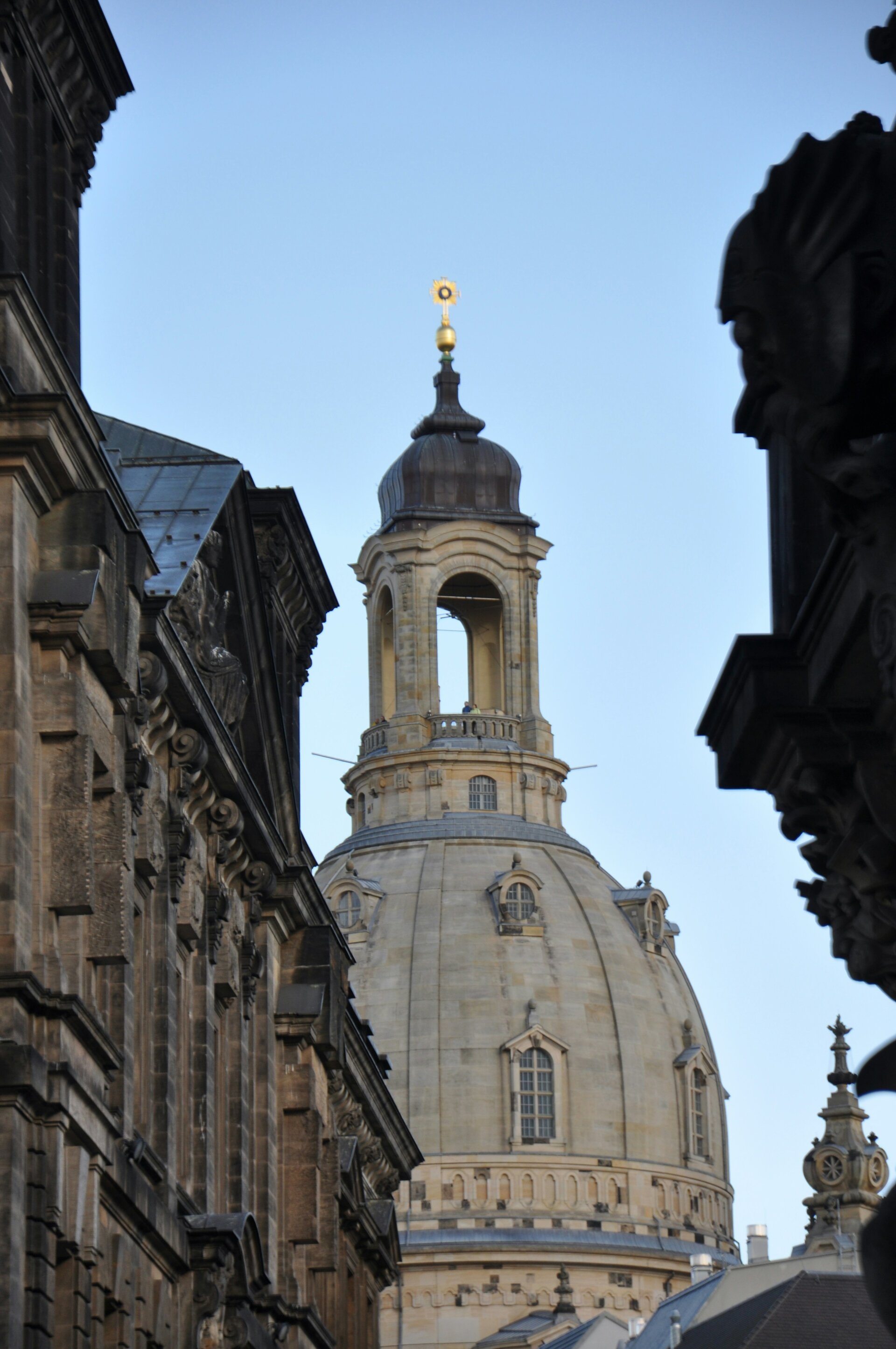 Fotospot Fürstenzug: a tall building with a tower