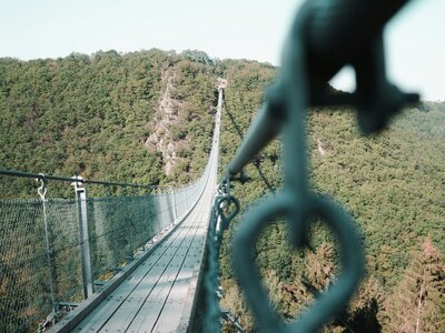 Hängeseilbrücke Geierlay: brown hanging bridge