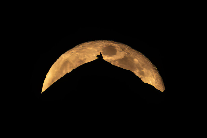 Mondaufgang hinter der Kellerjochkapelle