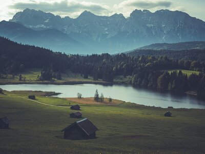 Geroldsee: Small wooden huts at the Wagenbrüchsee (Geroldsee)