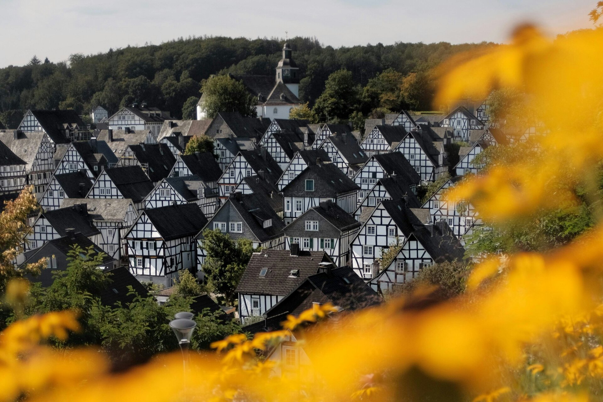 Fotospot Alter Flecken: Historic village with half-timbered houses and church spire.