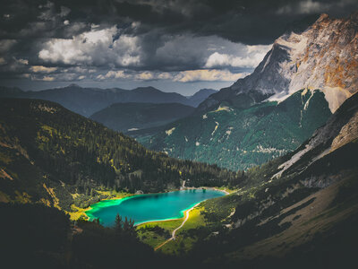Coburg Hut: Lake Seeben with Zugspitze