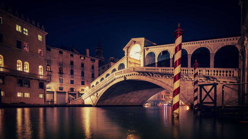 Rialtobrücke bei Nacht