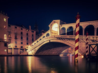 Rialtobrücke bei Nacht