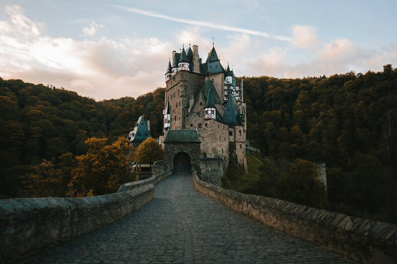 Early morning autumn vibes at Eltz Castle