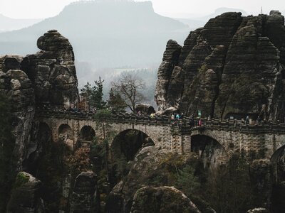 Ferdinandaussicht: a group of people standing on top of a stone bridge