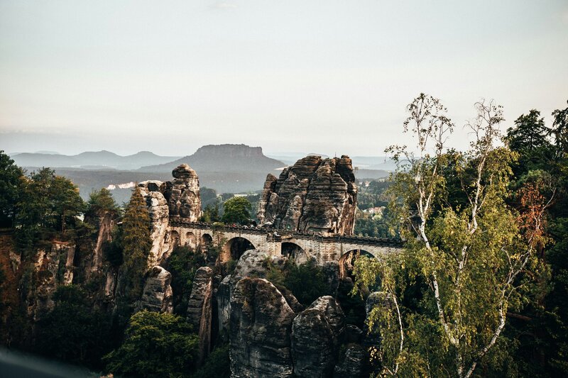 Dieses Bild der Bastei Brücke in der Sächsischen Schweiz ist letztes Jahr auf einem Roadtrip durch Deutschland entstanden. Auch wenn es das Bild Millionen mal gibt, bringt jeder Fotograf seinen eigenen Stil mit hinein.