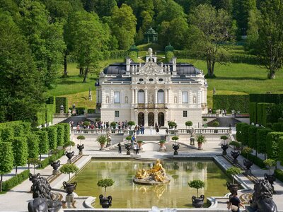 Schloss Linderhof: a large building with a fountain in front of it