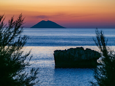 Borgo di Riaci: In der Ferne der Stromboli