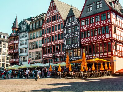 Römer: Historic buildings and a plaza in a european city.
