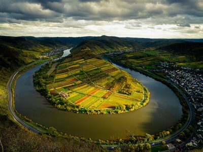 Moselschleife Bremm: a river running through a valley